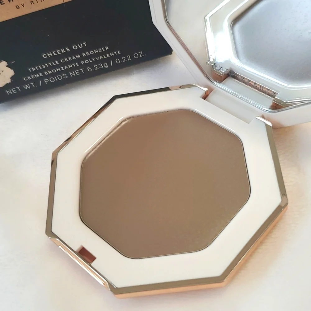 NIB Fenty Beauty by Rihanna Cheeks Out Freestyle Cream Bronzer in 01 Amber